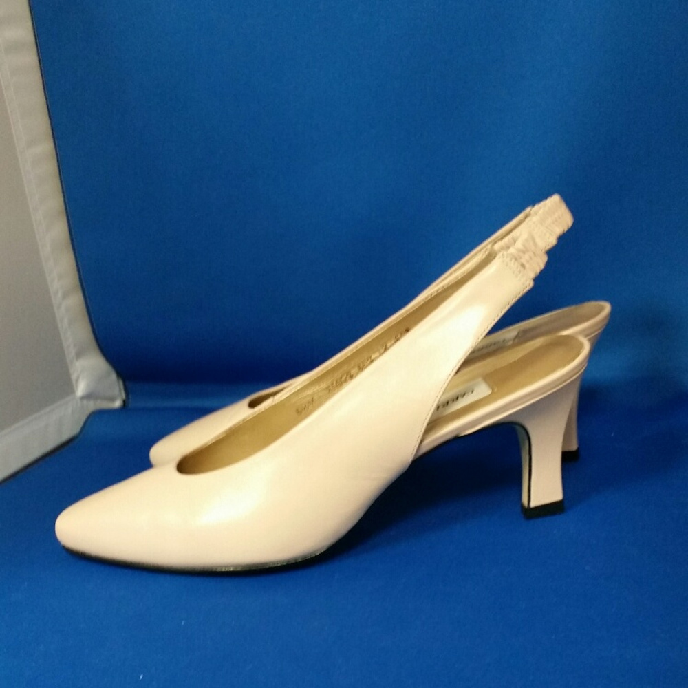 Carriage Court"Tawny blush" pump. Size 6-1/2m